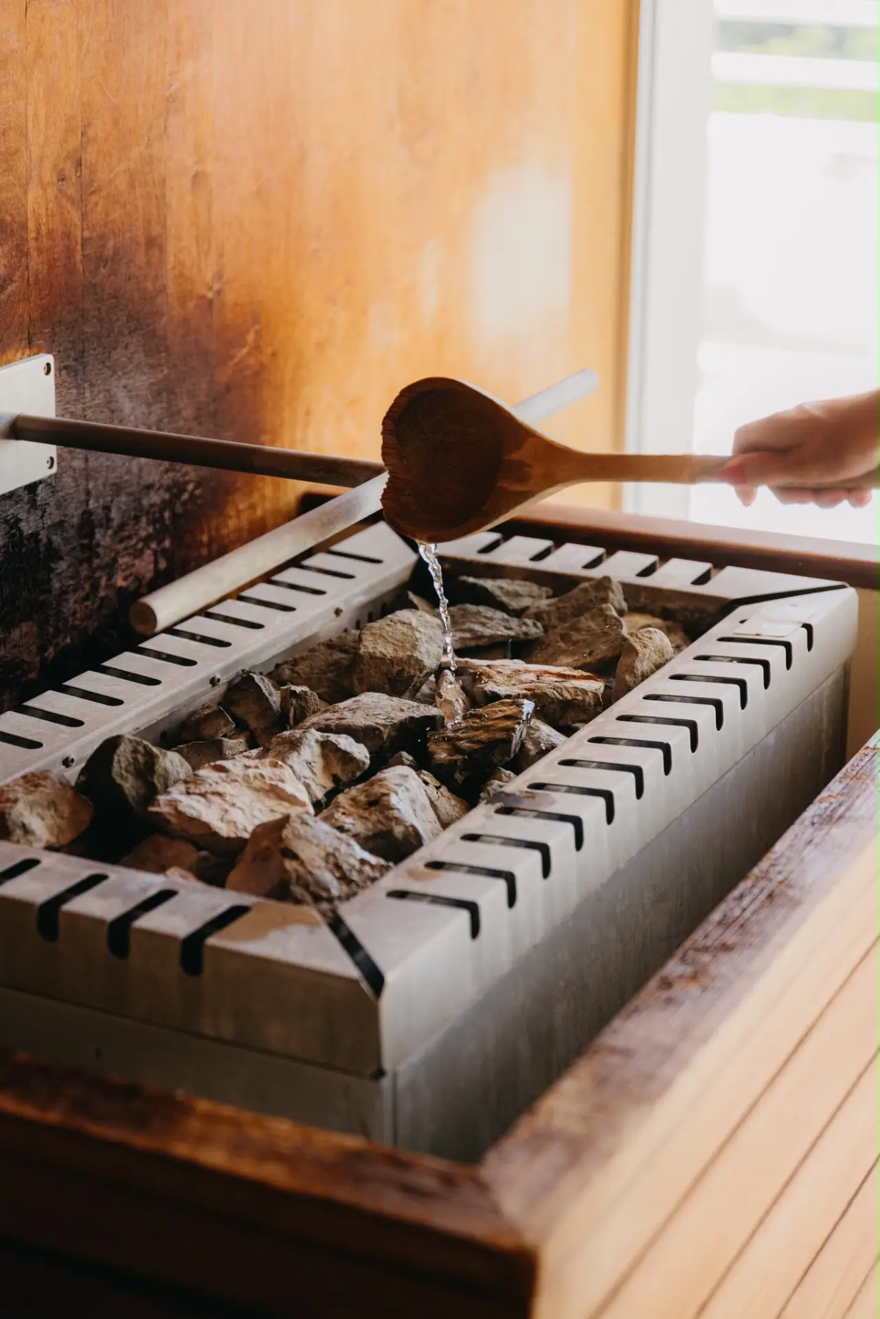 Pierres de sauna arrosées à la louche pour produire la vapeur