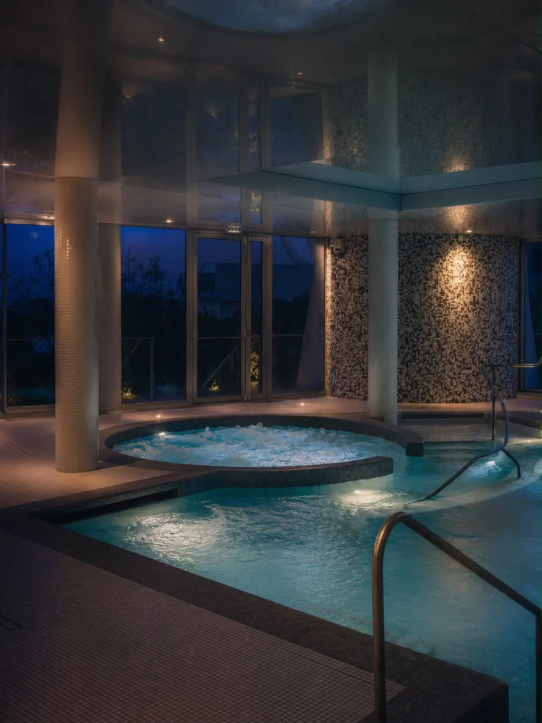 Bassins et jacuzzi de la thalasso de La Grande-Motte à la tombée de la nuit