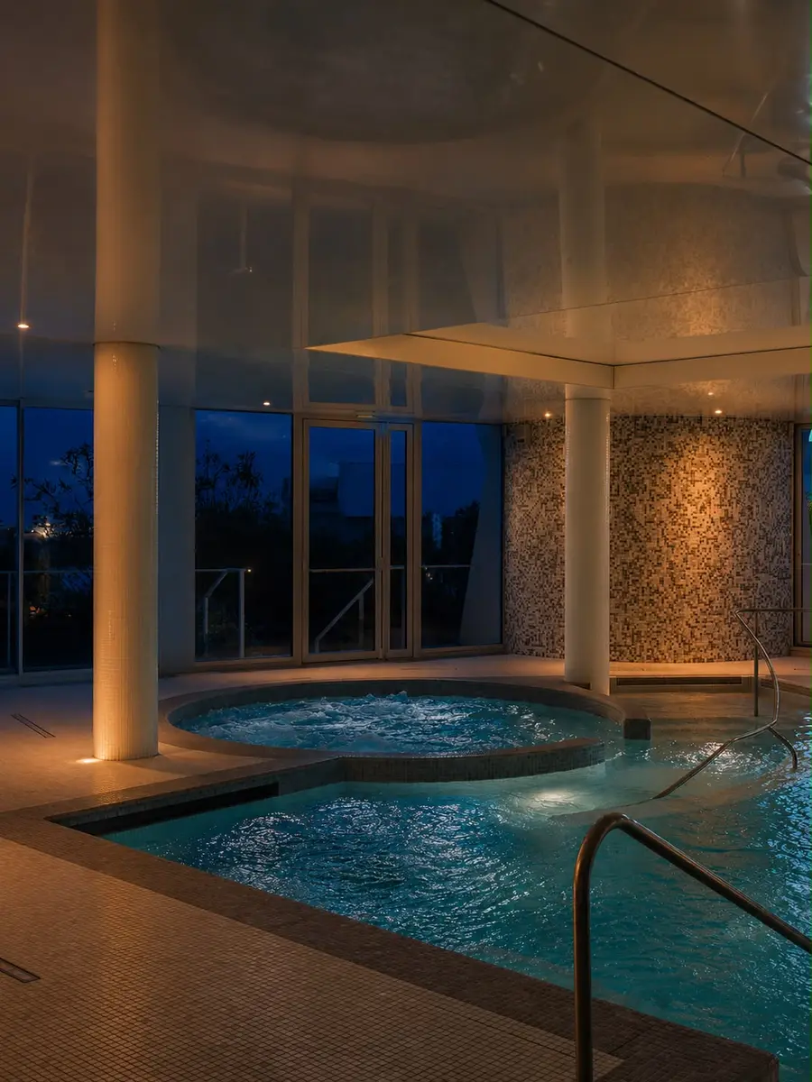 Jacuzzi et bassin bouillonnant en soirée