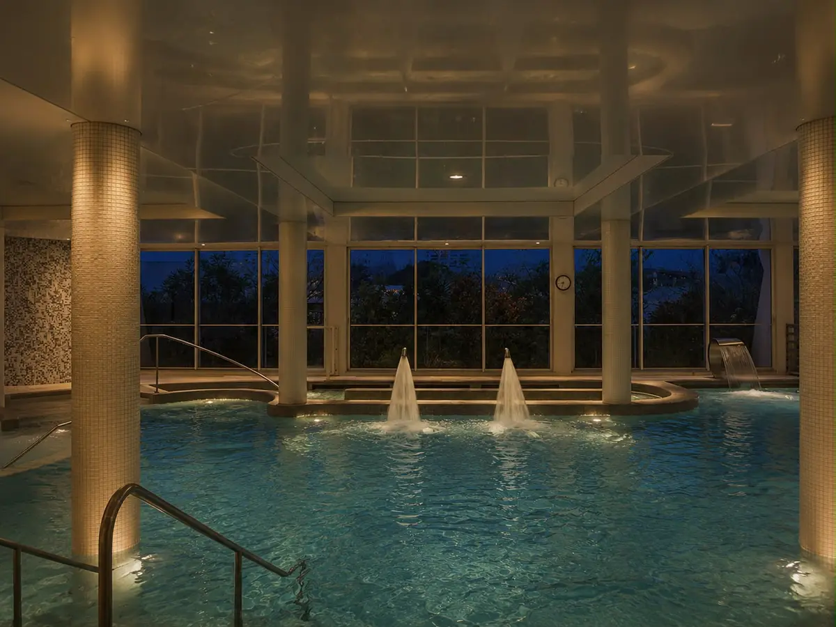 Piscine d'eau de mer chauffée avec jets massants à la thalasso de La Grande-Motte